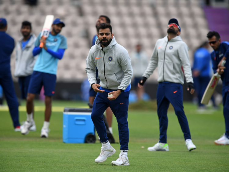 Virat Kohli workout on Ground